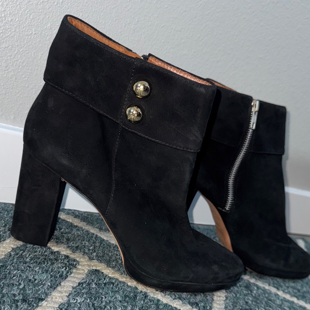 Kate Spade Black Suede Ankle Boots Block Heel Gold Button Size 9.5 - Picture 3 of 7